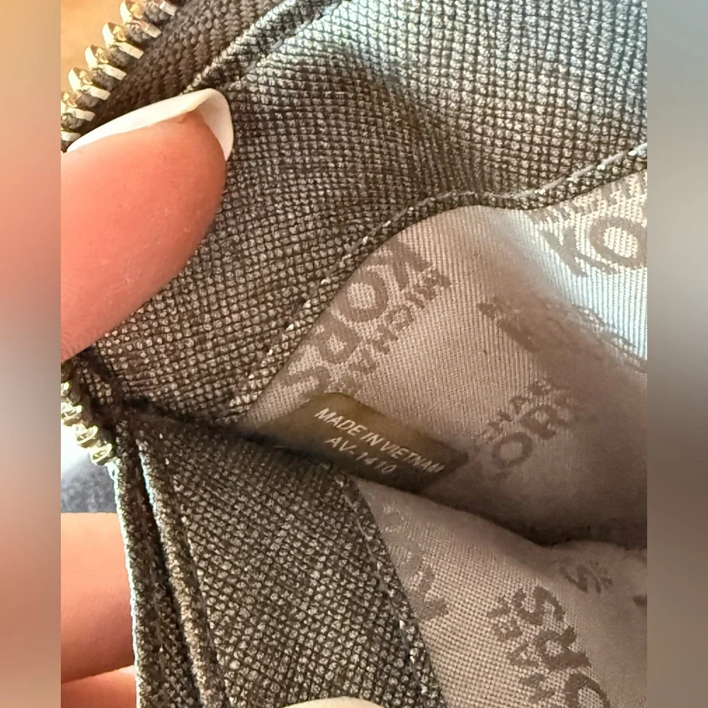 Michael Kors Silver Logo Wallet - Picture 11 of 12